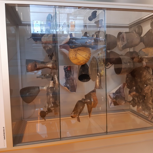 Vitrinekast Vergane Glorie AZC