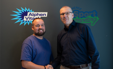 Wouter Hoogeveen (namens Alphen Vitaal) en Gillius Vochteloo (namens Alphense Sportontmoeting) schudden elkaar de hand