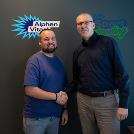 Wouter Hoogeveen (namens Alphen Vitaal) en Gillius Vochteloo (namens Alphense Sportontmoeting) schudden elkaar de hand