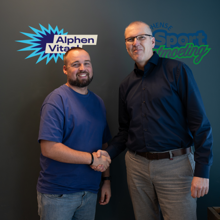 Wouter Hoogeveen (namens Alphen Vitaal) en Gillius Vochteloo (namens Alphense Sportontmoeting) schudden elkaar de hand