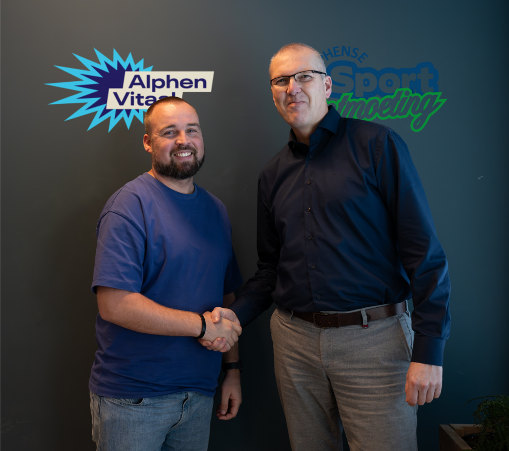 Wouter Hoogeveen (namens Alphen Vitaal) en Gillius Vochteloo (namens Alphense Sportontmoeting) schudden elkaar de hand