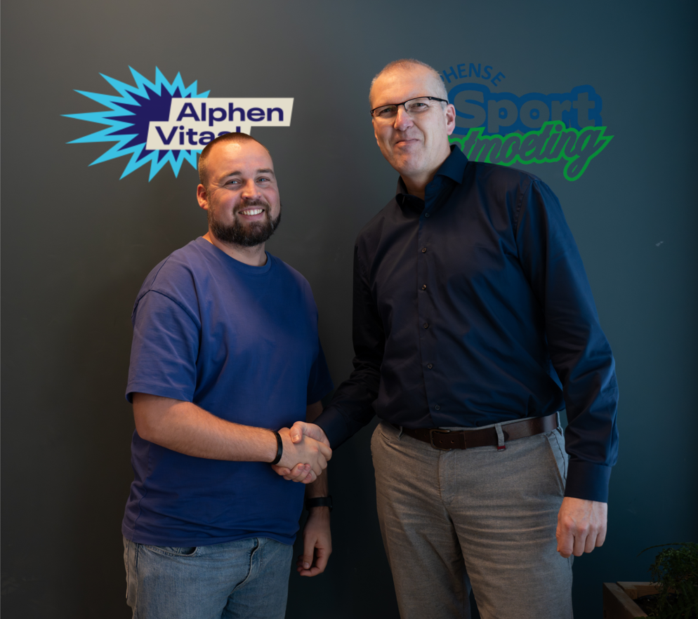 Wouter Hoogeveen (namens Alphen Vitaal) en Gillius Vochteloo (namens Alphense Sportontmoeting) schudden elkaar de hand