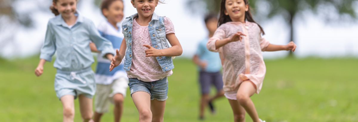 Kinderen rennen in het gras