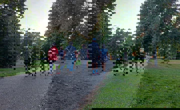 Wandelgroep in Park Rijnstroom