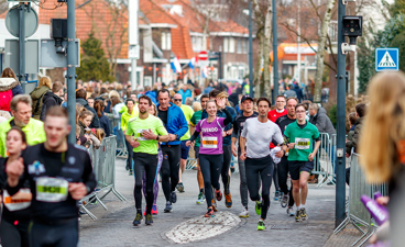 Tientallen hardlopers rennen tijdens de 20 van Alphen door de van Boetzelaerstraat in Alphen aan den Rijn. Bron: Orange Pictures