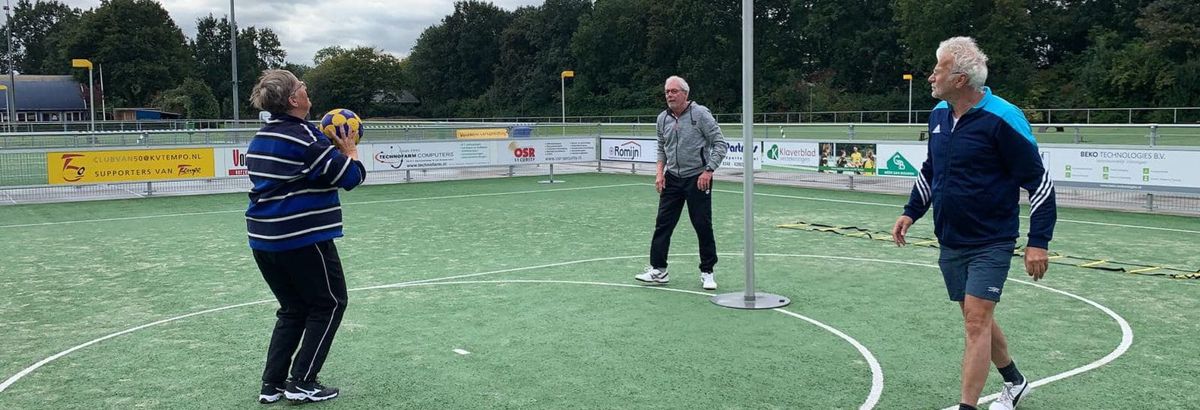 Actiefoto van deelnemers aan Oldstars Korfbal bij K.V. Tempo.