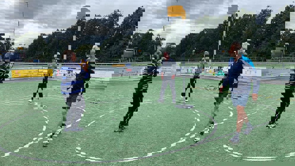 Actiefoto van deelnemers aan Oldstars Korfbal bij K.V. Tempo.