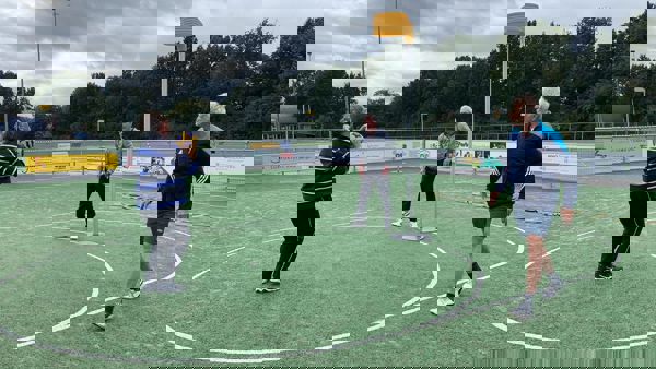 Actiefoto van deelnemers aan Oldstars Korfbal bij K.V. Tempo.