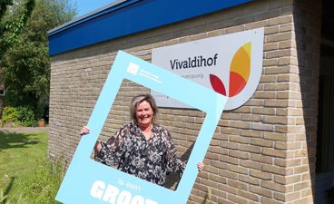 Conny van de Lans poseert met bord van de 'Grote mensen campagne'