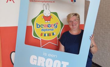 Natascha Redegeld poseert met bord van de 'Grote mensen campagne'