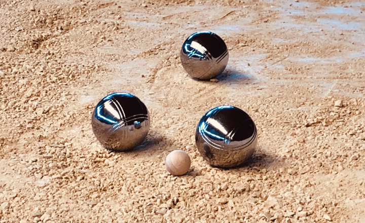 Jeu de boules ballen en but ligfen op de baan