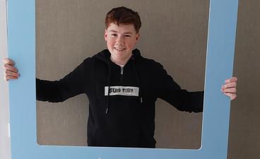 Gijs poseert in het Instagram kader van de Grote mensen campagne.