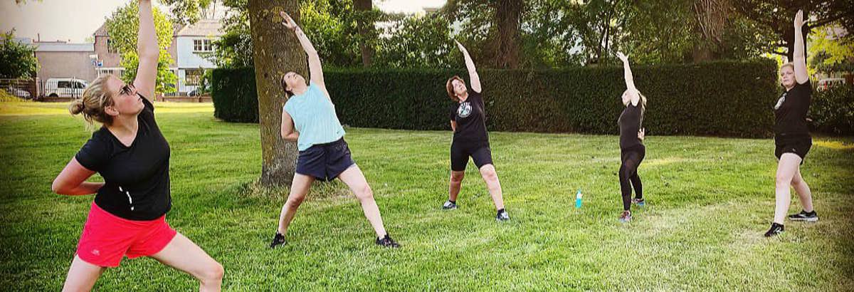 Dames doen een stretch tijdens de cooling down van de SlowRun les.