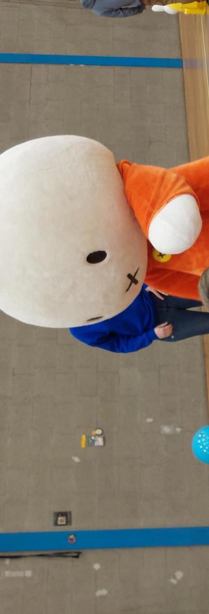 Mascotte Nijntje moedigt kind aan bij het sporten.