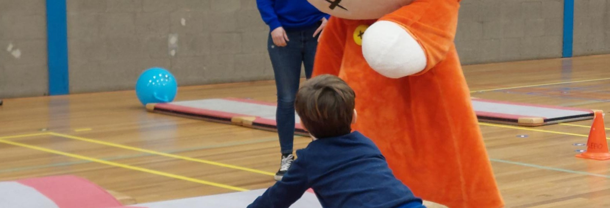 Mascotte Nijn Coacht kind tijdens Nijntje beweegfeestje