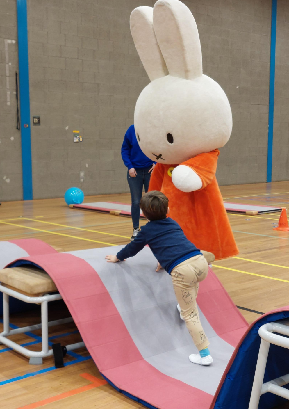 Mascotte Nijn Coacht kind tijdens Nijntje beweegfeestje