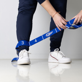 Fitnessband van Alphen Vitaal gespannen om voet.