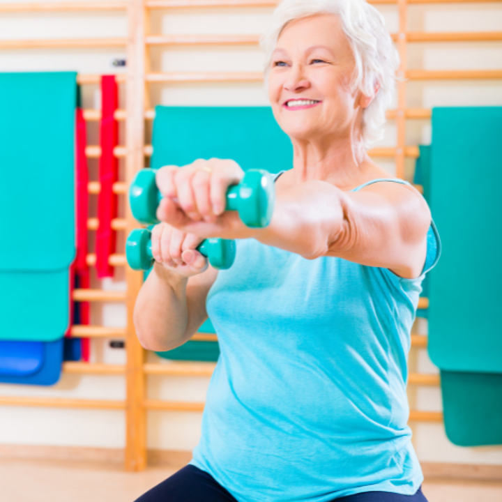 Senioren mevrouw in actie met dumbells