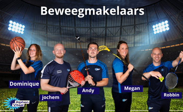 Onze 5 beweegmakelaars poseren met sportmaterialen.