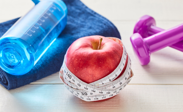 Appel, meetlint, gewichtjes en fles water