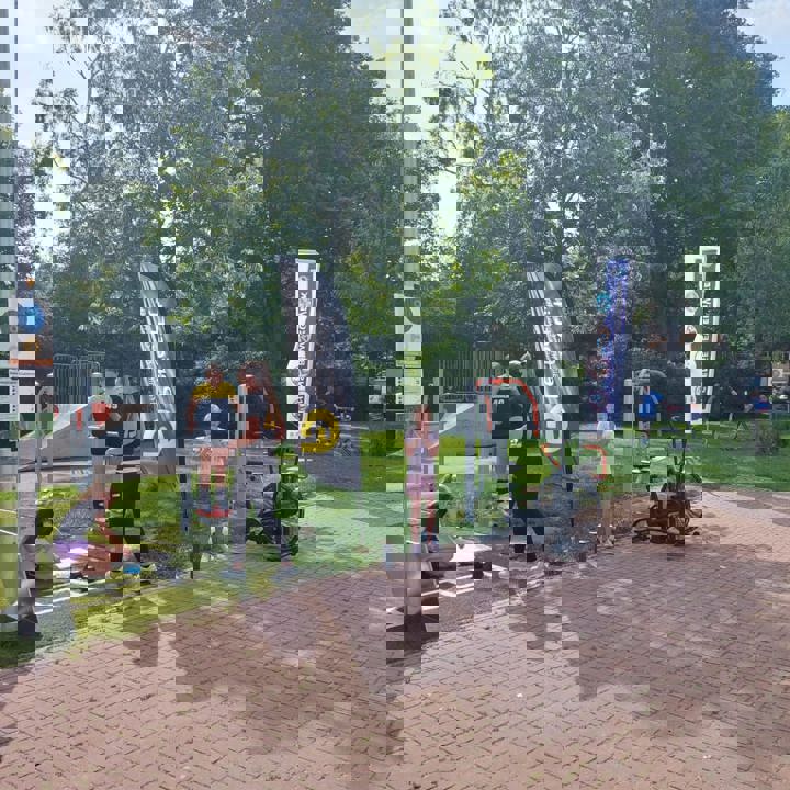 Een sportaanbieder is actief op de open dag tijdens de Alphense Beweegweek