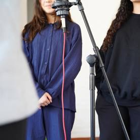 Een tiener doet mee aan zangles.