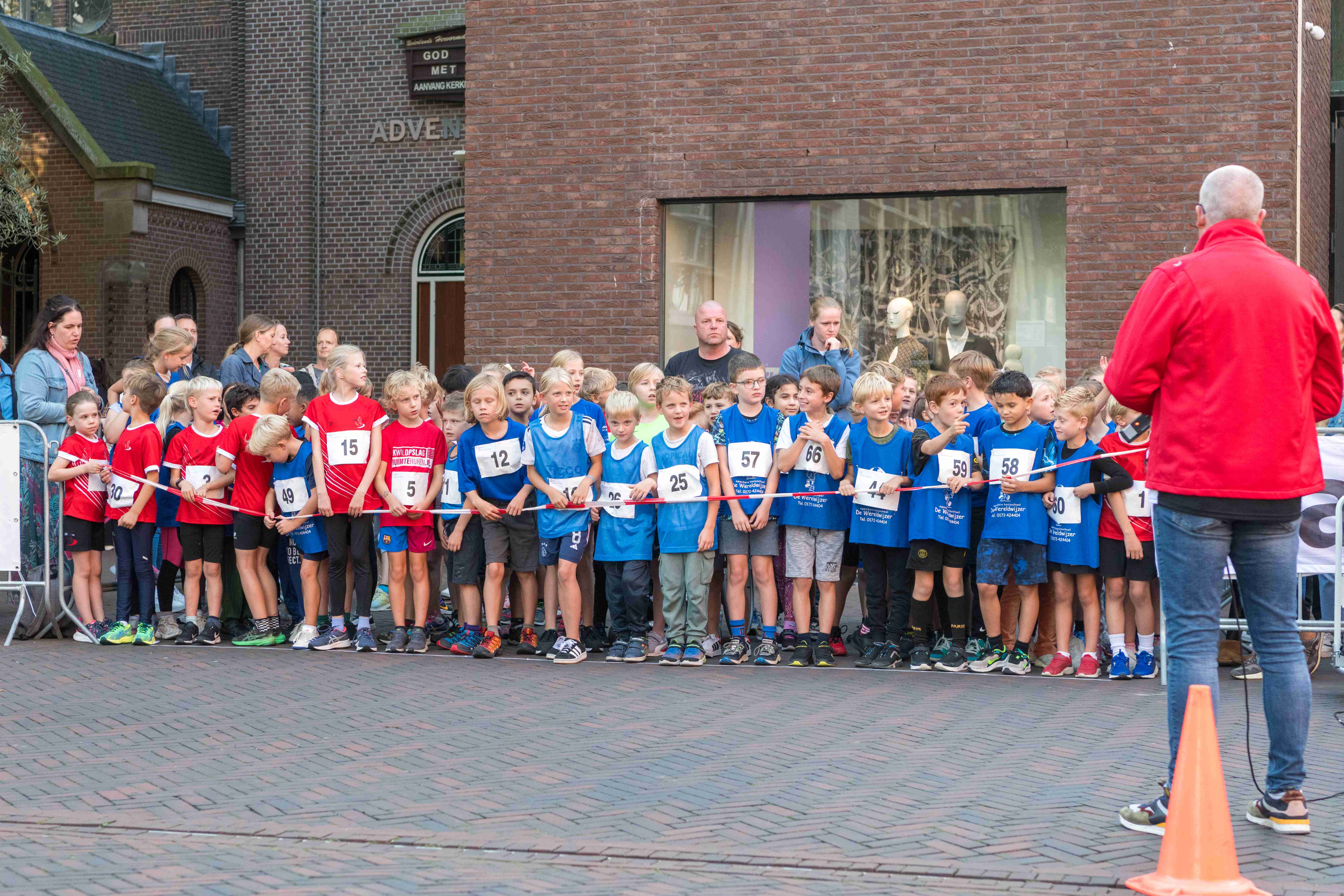 Tientallen kinderen staan klaar voor de start van de Estafette.