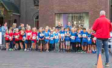 Tientallen kinderen staan klaar voor de start van de Estafette.