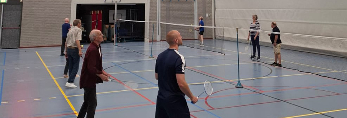 Actiefoto badmintonners in een zaal