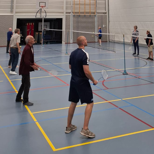 Actiefoto badmintonners in een zaal