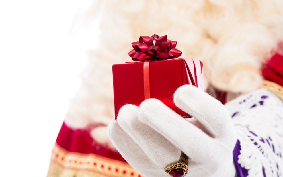 Sinterklaashand met een cadeautje