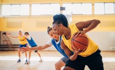 Jongvolwassenen in actie tijdens basketbal