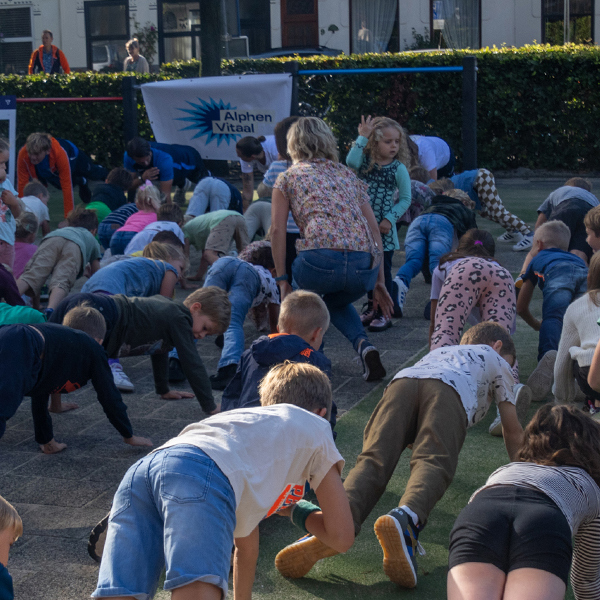 Basisschoolleerlingein in ligsteun tijdens activiteit Nationale Sportweek