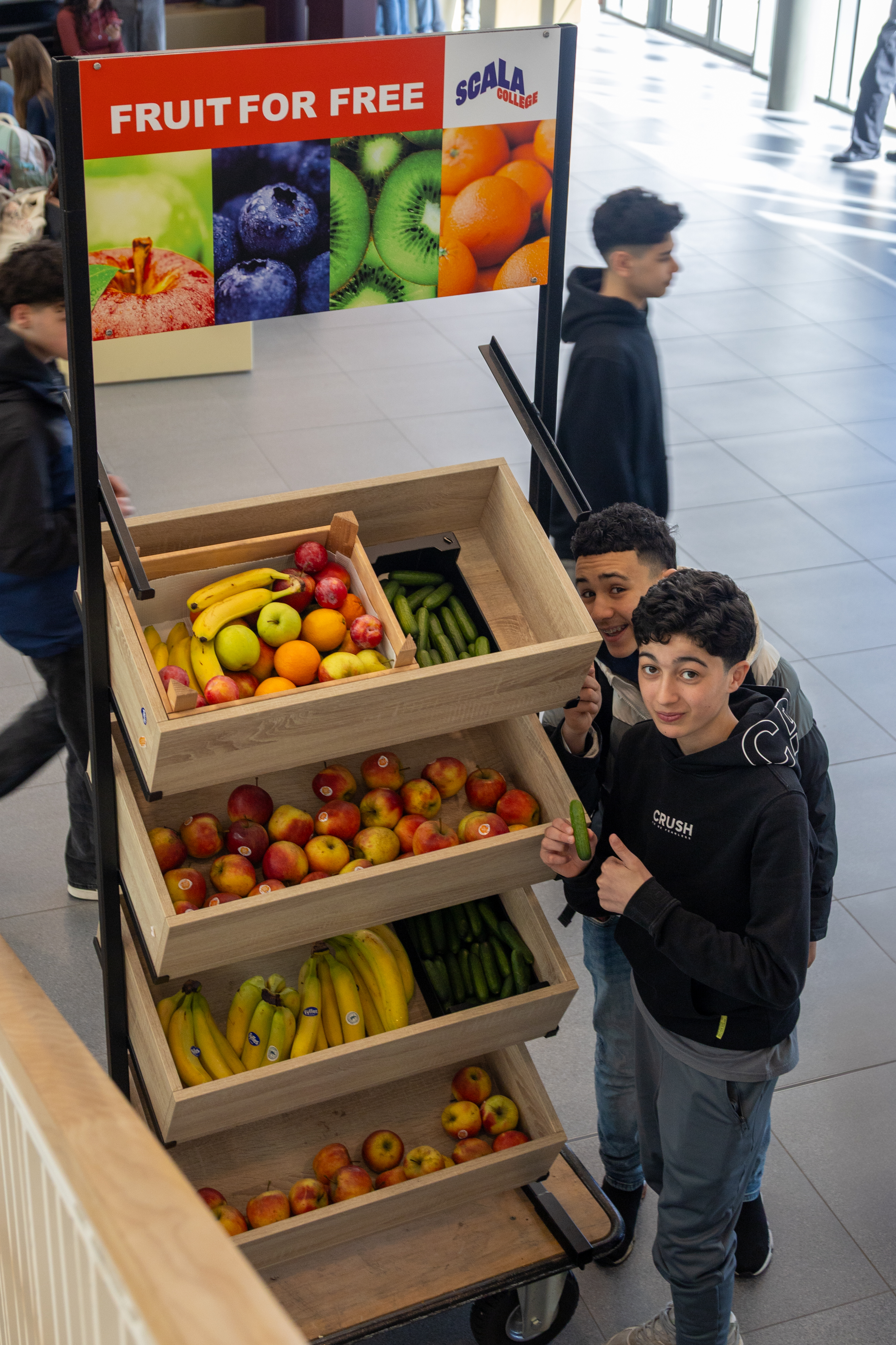 Leerlingen Scala College poseren met fruit