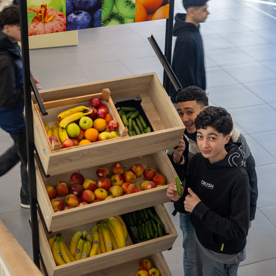 Leerlingen Scala College poseren met fruit