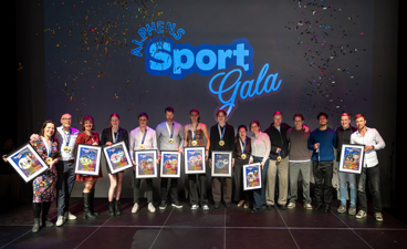 Winnaars Alphens Sportgala 2025 op het podium in theater Castellum.