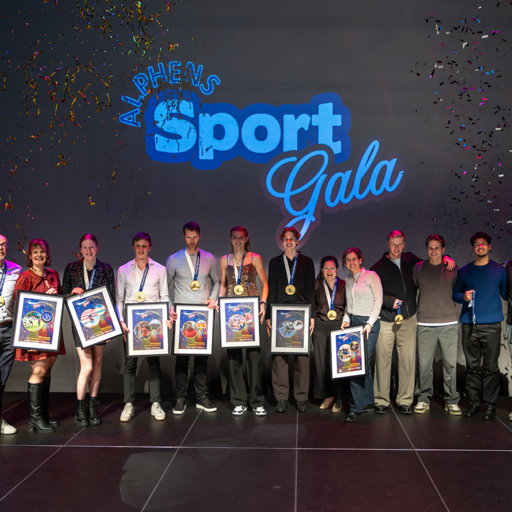 Winnaars Alphens Sportgala 2025 op het podium in theater Castellum.