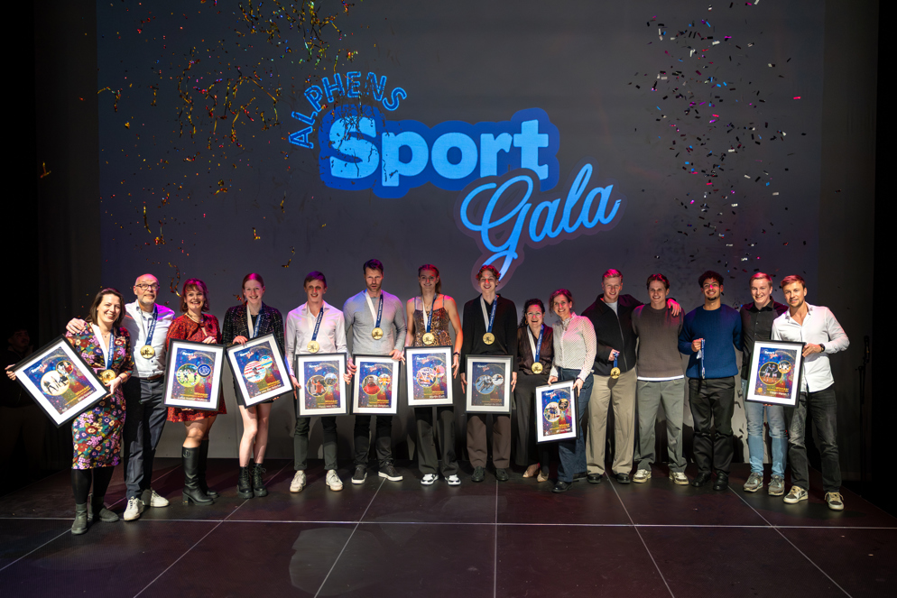 Winnaars Alphens Sportgala 2025 op het podium in theater Castellum.