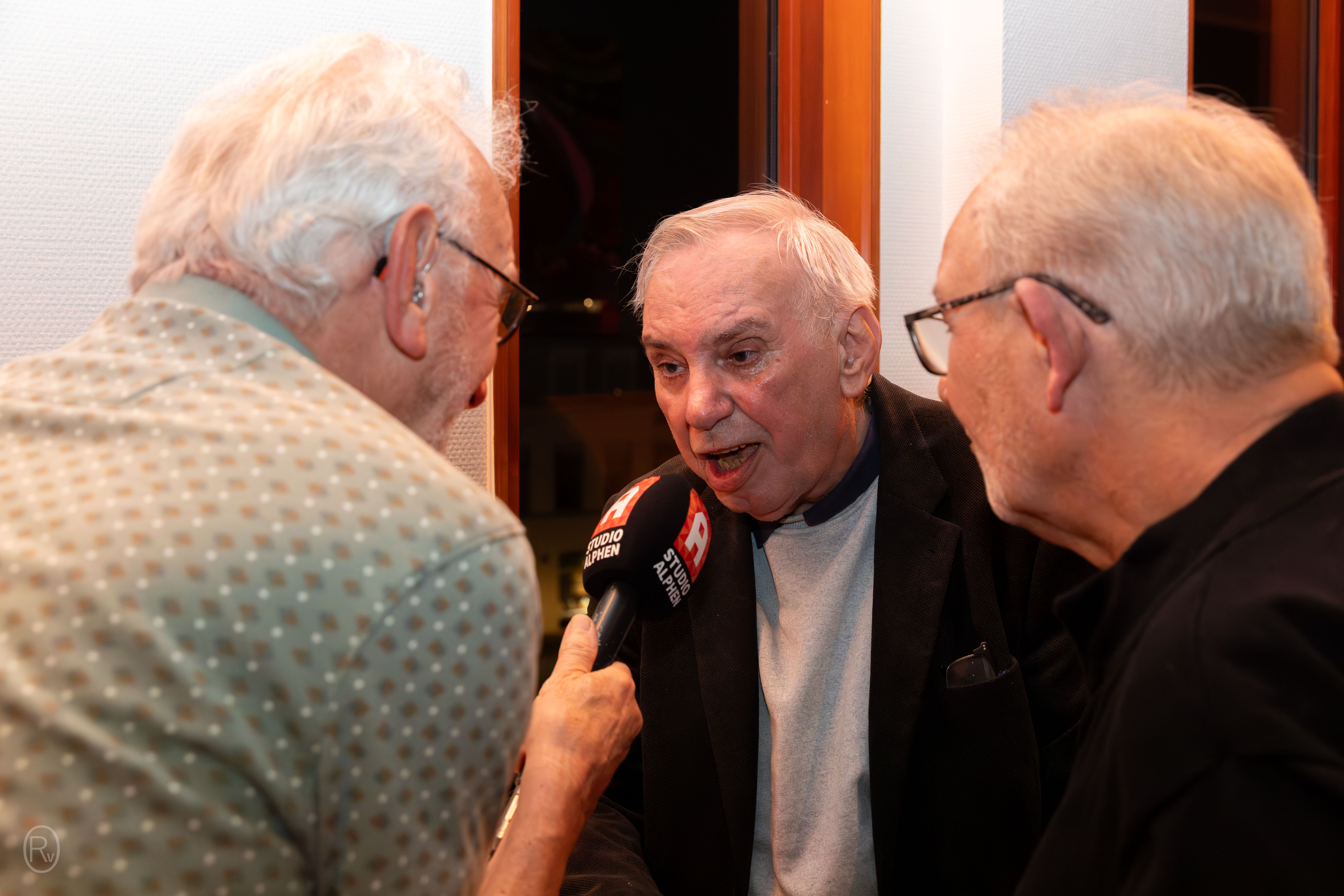 Theo wordt geïnterviewd door Studio Alphen