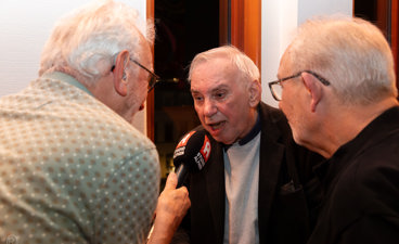 Theo wordt geïnterviewd door Studio Alphen