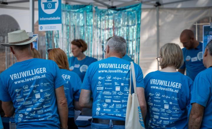 Vrijwilligers Swim to Fight Cancer melden zich bij balie
