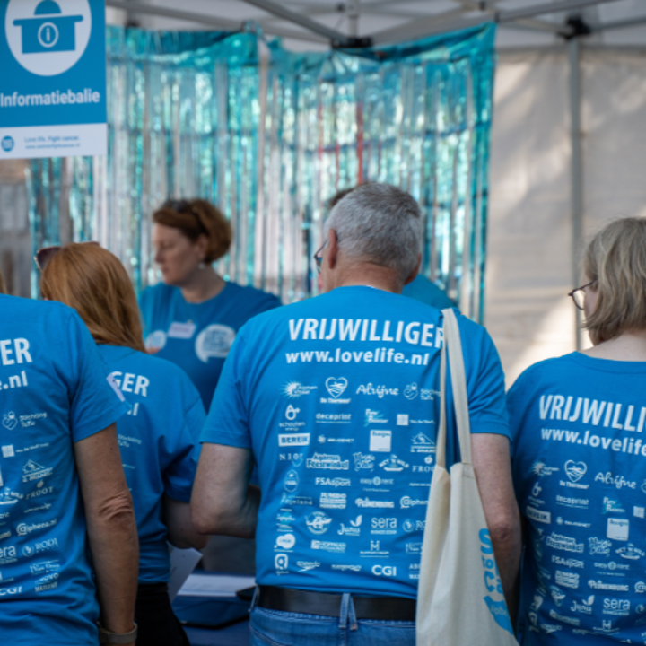 Vrijwilligers Swim to Fight Cancer melden zich bij balie