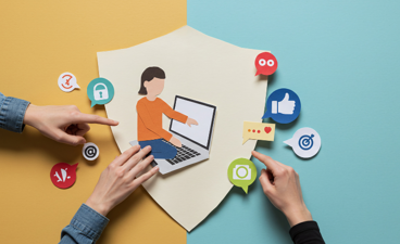 Getekend poppetje met laptop met icoontjes erbij van verschillende marketingkanalen