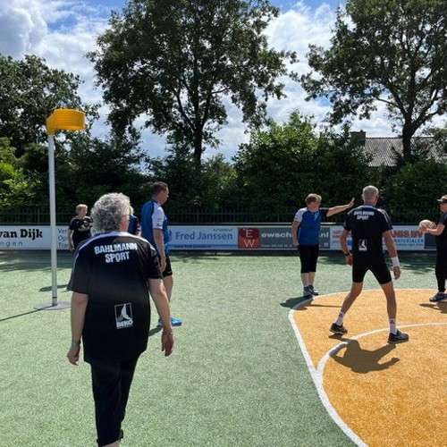 Actiefoto tijdens KV Tempo Oldstars Korfbal
