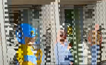 Mascotte van het High5-project viert feest op het schoolplein in Boskoop