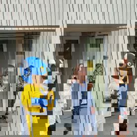 Mascotte van het High5-project viert feest op het schoolplein in Boskoop