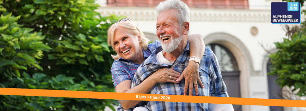 50+ jaar man met 50+ jaar vrouw op rug