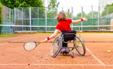 Meisje doet aan rolstoeltennis