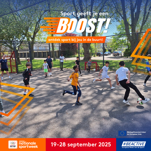 Aankondigingsbeeld voor Nationale Sportweek 2025 met een actiefoto van straatvoetballende tieners