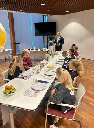 kinderburgemeester Sebastiaan en zijn klasgenoten van de basisschool De Fontein ontbijten met loco burgemeester Schotanus